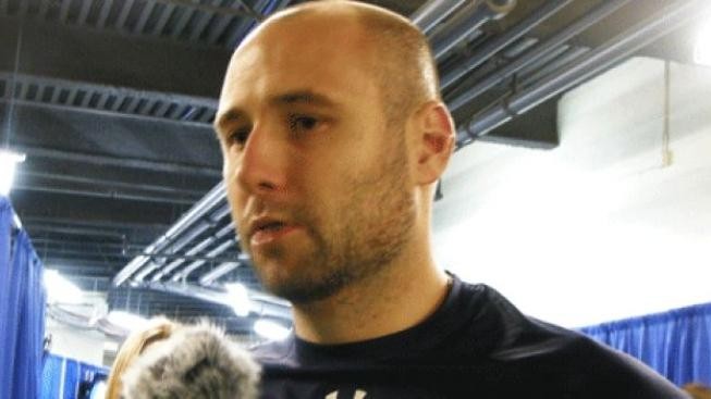 Vokoun přiletěl poprvé po MS do Česka a dostal ztracené zlato 