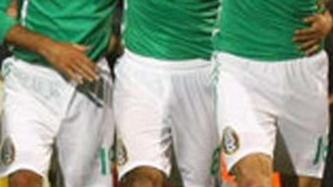 Obhájci stříbra Francouzi podlehli Mexiku a jsou blízko vyřazení 