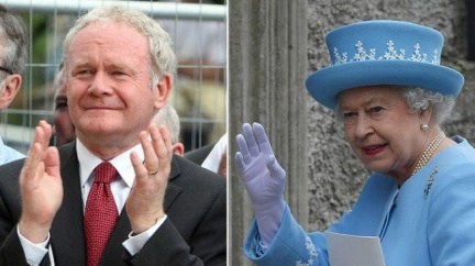 Čára za minulostí: Královna Alžběta si potřásla rukou s bývalým velitelem IRA