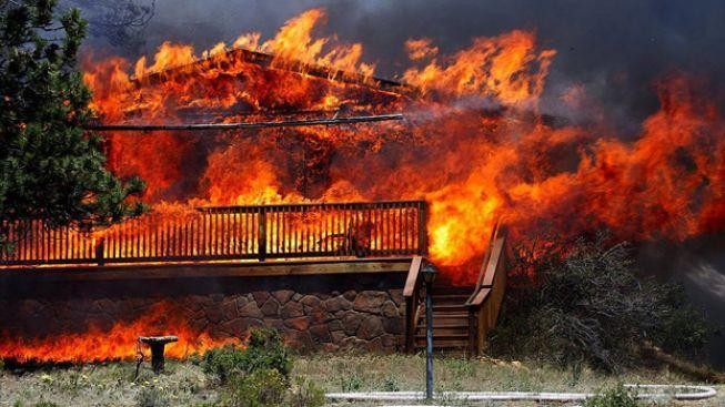 Mohutný požár vyhnal z domovů desetitisíce lidí. Oheň pořád není pod kontrolou