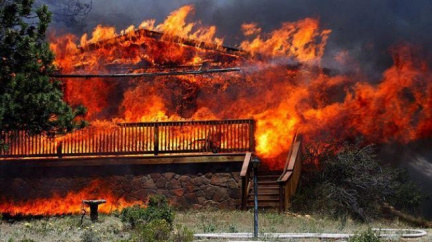 Mohutný požár vyhnal z domovů desetitisíce lidí. Oheň pořád není pod kontrolou