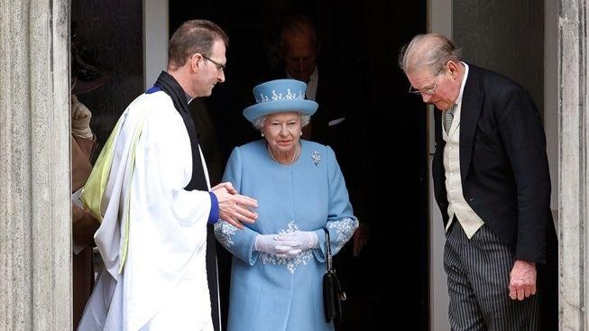 Alžběta II. poprvé navštívila katolický kostel v Irsku