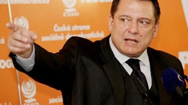 Paroubek varoval ČSSD před defétismem, ale i Johnem a VV