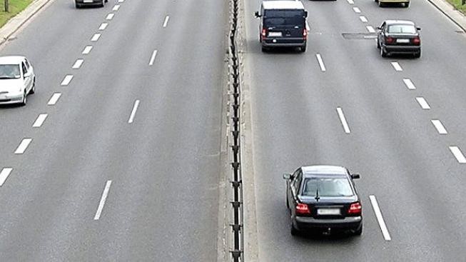 Auto narazilo do stojících silničářů, D1 částečně uzavřena