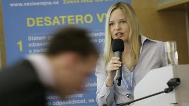 Boží mlýny melou, komentovali Langerův pád Véčkaři