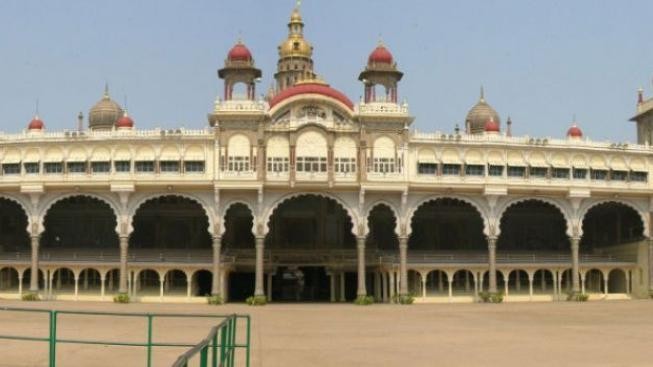 Nehoda vlaků po útoku maoistů má už 90 obětí