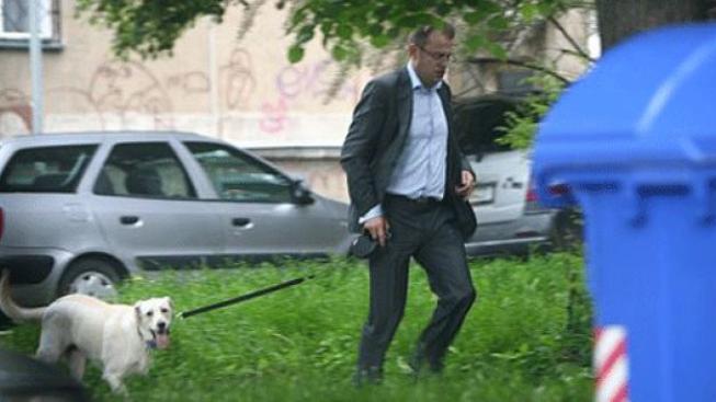 Souboj Paroubek Nečas se blíží, Moravec venčí psa