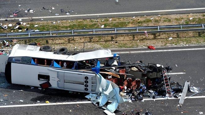 V pražské nemocnici zůstali tři lidé z havarovaného autobusu