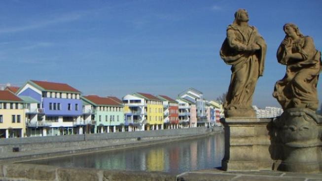 Písečnou pláž v Písku obsadilo šest mohutných pískových soch 