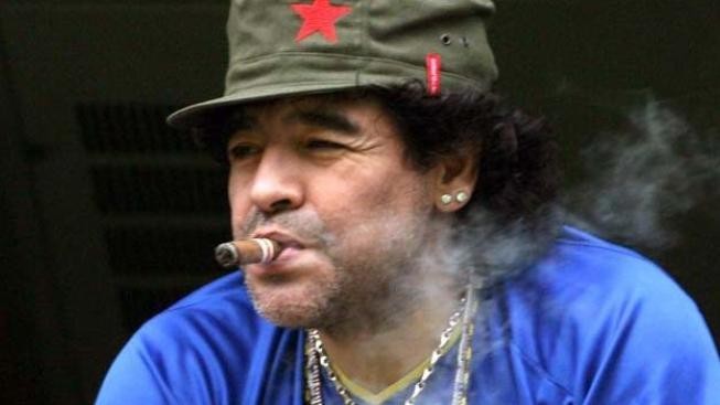 Maradona cestou na nominační tiskovku přejel nohu kameramanovi 