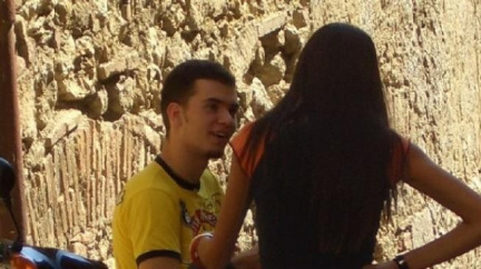 Snažit se sbalit krásnou ženu je pro muže jako skočit z letadla 