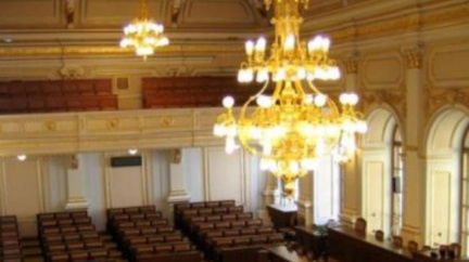 Poslanci se na návrh ČSSD sejdou ještě den před volbami