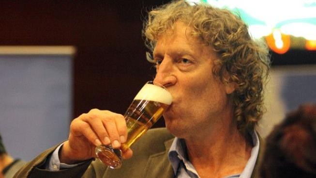 Pojďte k volbám, dostanete pivo, láká Bernard