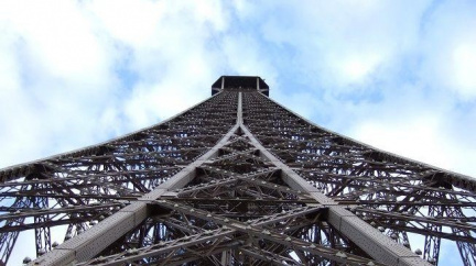 Muž (†24) si skočil z Eiffelovky pro smrt