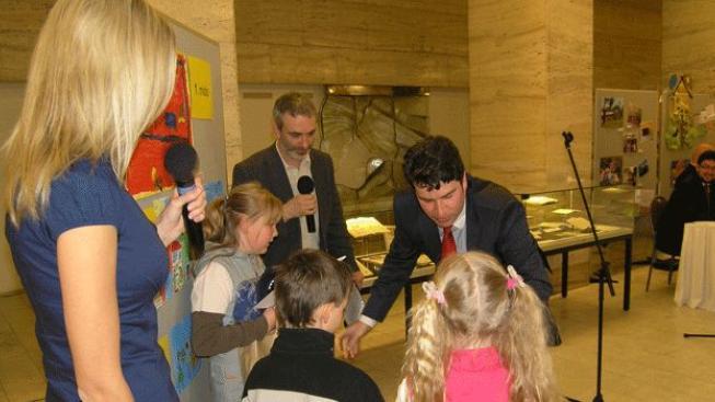 Obrázky dětí, malujících pro ADRU, vystavuje Národní muzeum