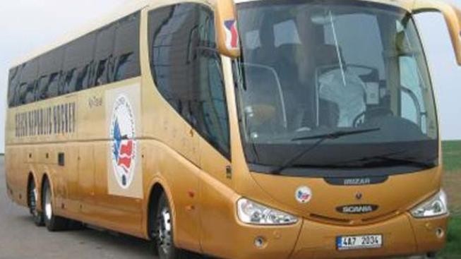 Autobus českých hokejistů lehce naboural, hráči v něm nebyli