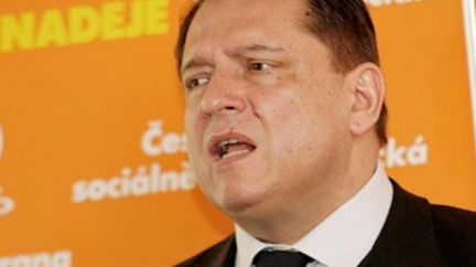 Manuál demonstranta proti Paroubkovi radí, jak ignorovat ochranku a křičet