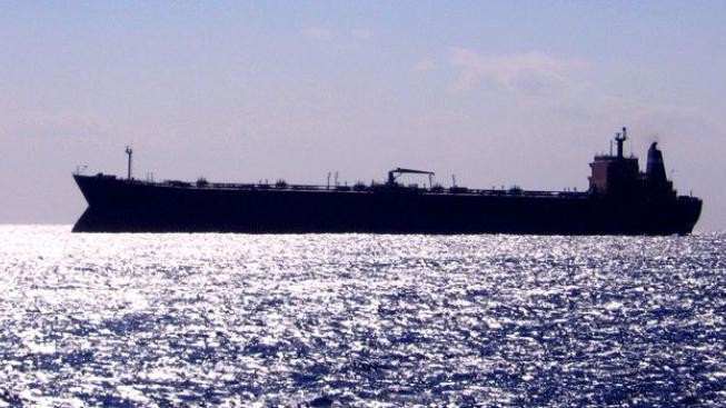 Ruská vojenská loď osvobodila tanker unesený piráty