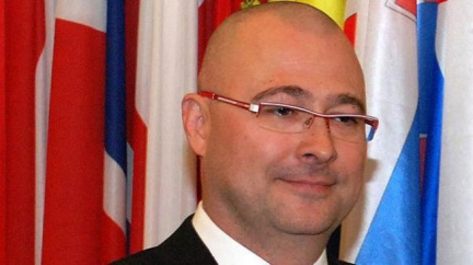 Barták nabídl pomoc armády při hlídání Úřadu vlády