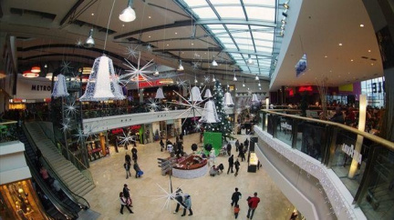 V nákupním centru se zřítila část střechy