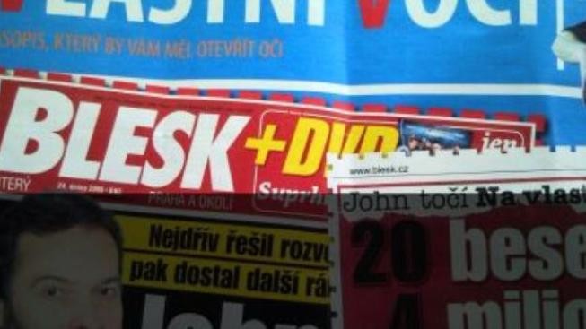Další útok na Johna: Volební noviny Vlastní Voči