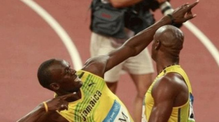Bolt prolétl v Kingstonu dvoustovku za 19,56
