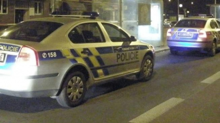 Bezdůvodně skopali dva muže, policie má prvního pachatele