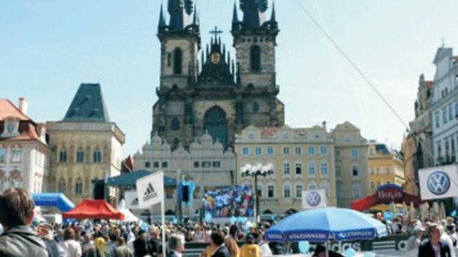 Skláři v Lindavě udělali mohutné plastiky lvů pro maraton v Praze