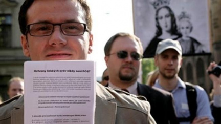 Liška narušil demonstraci, málem došlo i na pohlavky