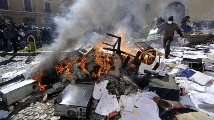 Elitní policejní jednotky v Bolivii se bouří a podpalují věci