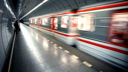 Metro C již hodinu stojí, do kolejiště zřejmě vběhl člověk