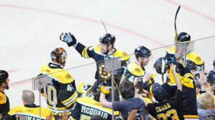 Krejčí dvěma góly dovedl Boston do druhého kola play off NHL 