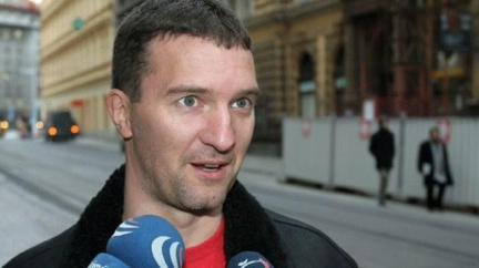 Podvod s falešným alkoholem neřídím, ozval se uprchlý Pitr