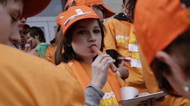 Mladí socialisté vyrukovali na Modrý tým s babičkou v oranžové šále