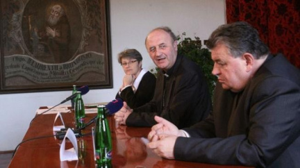 Biskupům se nelíbí vládní příručka k sexuální výchově