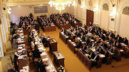 Koalice zabránila odložení církevních restitucí na září