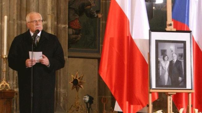 Klaus na pohřeb Kaczyńského pojede, třeba i vlakem