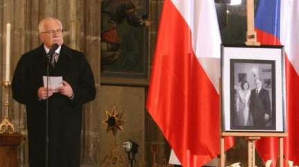 Klaus na pohřeb Kaczyńského pojede, třeba i vlakem