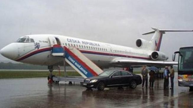 Poslanci budou projednávat útoky laserů na letadla a odnímání titulů 