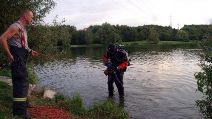 Koupání muže v rybníku skončilo tragédií