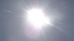 Na slunci mohou některé krémy vyvolat nepříjemnou kožní reakci