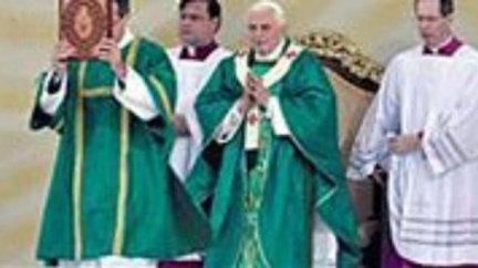 Papež mluvil při požehnání o vykoupení, o skandálech se nezmínil 