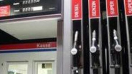 Policie stíhá tři lidi za stomilionové podvody s benzinem 