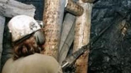 Voda uvěznila v čínském dole 150 horníků