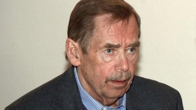 Havel se cítí lépe, už nemá teploty. Pracuje po telefonu