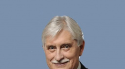 Senátoři zamítli zvýšení mateřské na loňskou úroveň