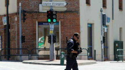 Teror v Toulouse: Šílenec drží tři rukojmí v bance, dvě ženy už propustil