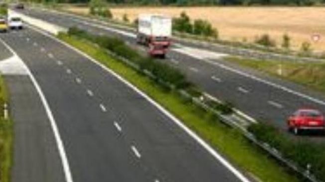 Nehoda tří kamionů blokuje Jižní spojku