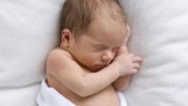 Stav novorozeněte, které našli ve sněhu, je dobrý