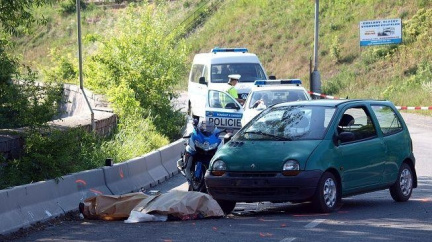 Muž na Olomoucku ležel na silnici. Přejelo ho auto